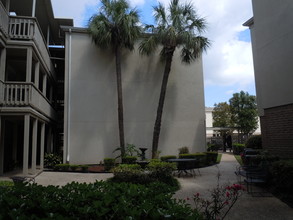 Metairie Lake Apartments in Metairie, LA - Foto de edificio - Building Photo