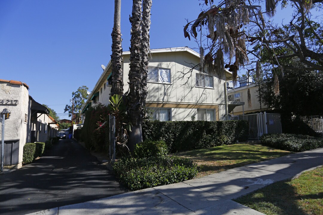 14711 Sylvan St in Van Nuys, CA - Building Photo