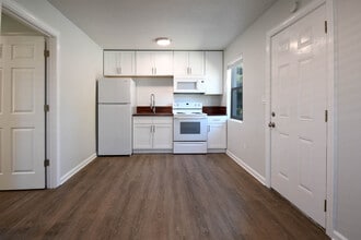 5094 J E L Drive, Unit 5 in Long Beach, MS - Foto de edificio - Building Photo