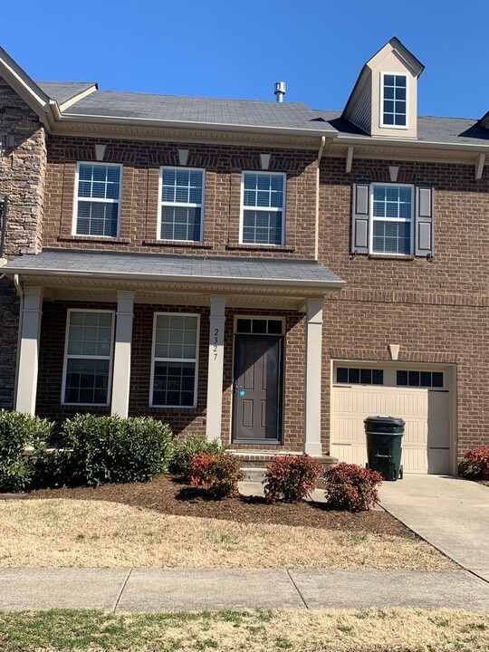 2327 Traemoor Village Dr in Nashville, TN - Building Photo