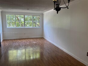 6195 NW 186th St in Hialeah, FL - Building Photo - Building Photo