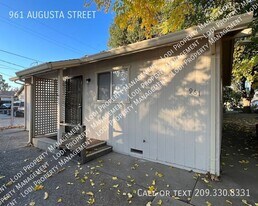 961 E Augusta St in Woodbridge, CA - Building Photo