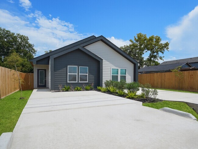 8122 Double in Houston, TX - Building Photo - Building Photo