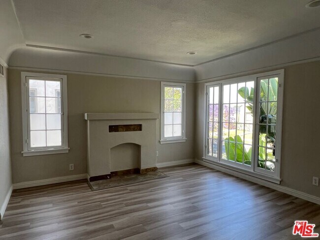 1282 S Highland Ave in Los Angeles, CA - Building Photo - Building Photo