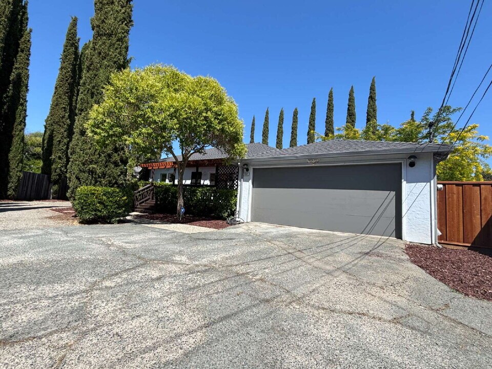 1802 Creekside Ln in Concord, CA - Building Photo