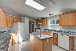 811 Patmore Rd in Coupeville, WA - Building Photo