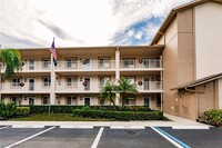 7340 Glenmoor Ln in Naples, FL - Foto de edificio - Building Photo