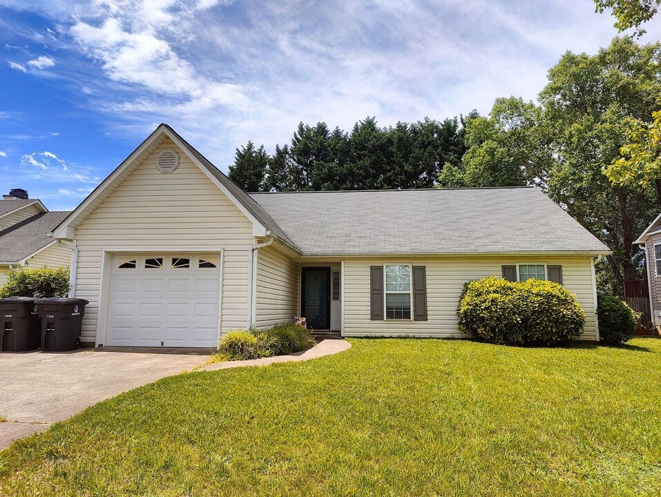 2025 Ardmore Village Ln in Winston-Salem, NC - Building Photo