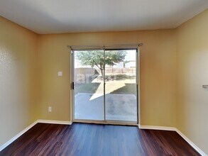 9247 Pacific Maple in San Antonio, TX - Foto de edificio - Building Photo