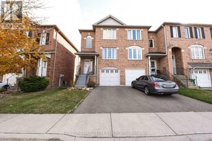 2 Clay Brick Ct in Brampton, ON - Building Photo