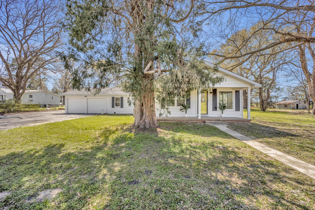 4255 State Highway 323 W in Henderson, TX - Building Photo