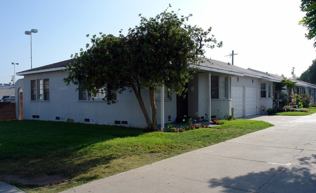 11924-11930 Grevillea Ave in Hawthorne, CA - Building Photo - Building Photo