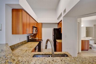 1030 Crystal Way, Unit Bahia in Delray Beach, FL - Building Photo