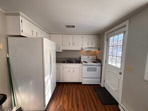 1160 Hooksett Rd, Unit 1160 Hooksett Rd Apt 3 in Hooksett, NH - Building Photo - Building Photo