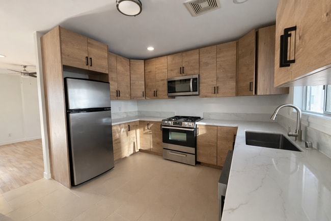 2427 3rd Ave, Unit 2427