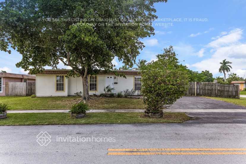 6904 NW 79th St in Tamarac, FL - Building Photo
