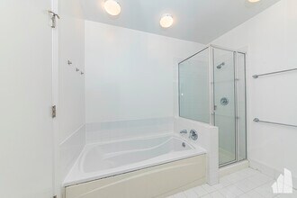 501 N Clinton St, Unit 707 in Chicago, IL - Building Photo - Building Photo