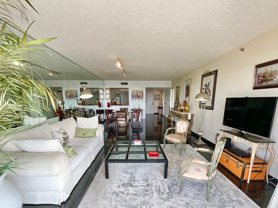 8855 Collins Ave, Unit 9E in Surfside, FL - Building Photo
