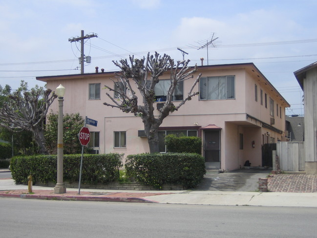 11905 Woodbridge St in Studio City, CA - Foto de edificio - Building Photo