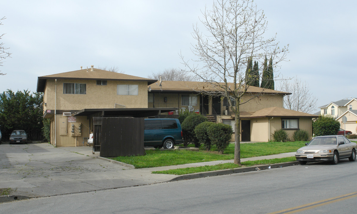 7537 Rogers Ln in Gilroy, CA - Foto de edificio