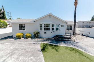 14836 Archwood St, Unit 3 in Los Angeles, CA - Foto de edificio - Building Photo