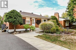 2034 Saunderson Dr in Ottawa, ON - Building Photo