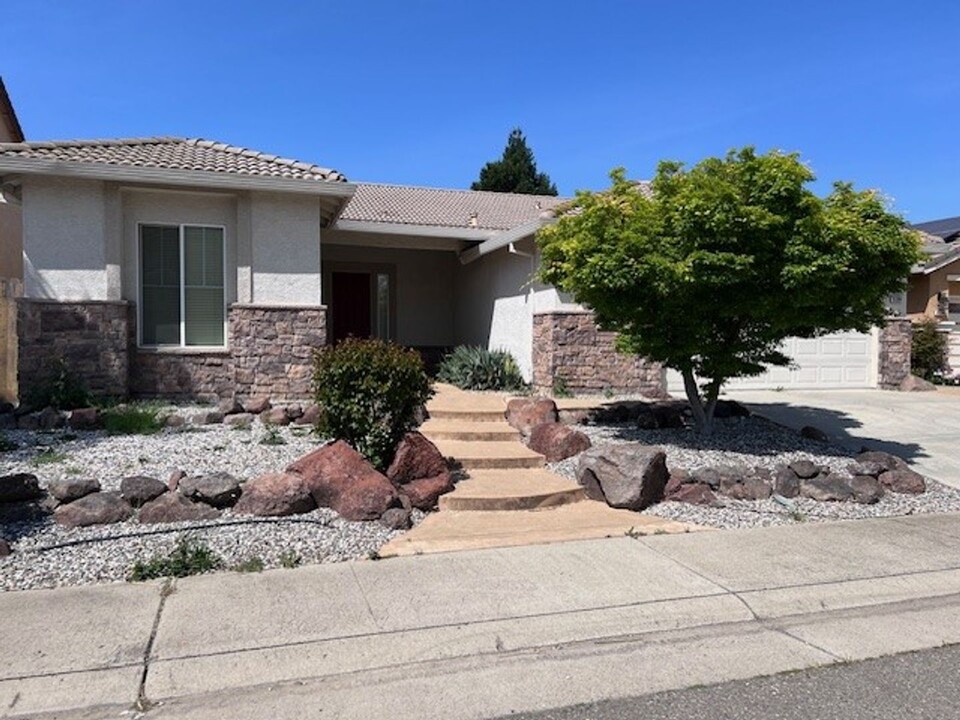9304 Fox Springs Way in Elk Grove, CA - Building Photo