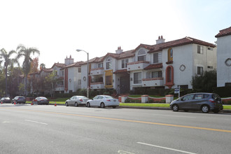 3261-3281 Sawtelle Blvd in Los Angeles, CA - Building Photo - Building Photo