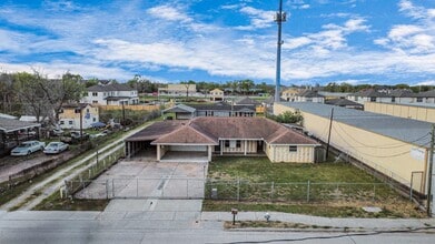 4402 Ludwig Ln in Stafford, TX - Foto de edificio - Building Photo