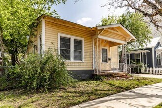 323 Barrera St in San Antonio, TX - Building Photo - Building Photo
