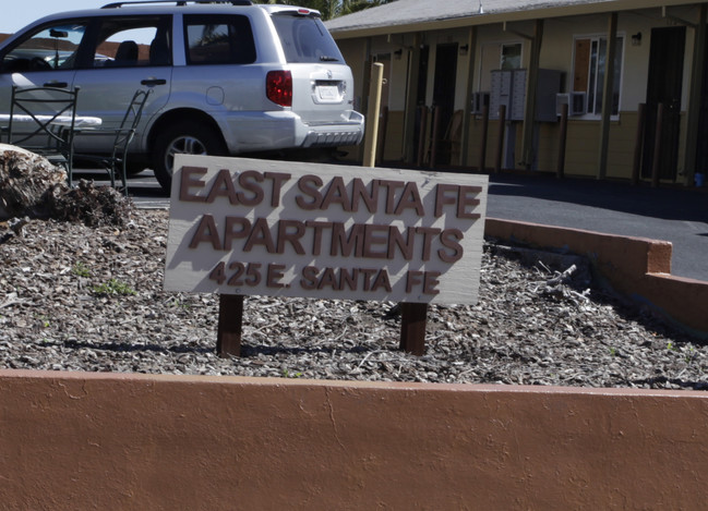 East Santa Fe Apartments in Pittsburg, CA - Foto de edificio - Building Photo