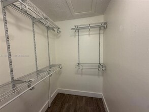 2454 NW 52nd Ave in Lauderhill, FL - Foto de edificio - Building Photo