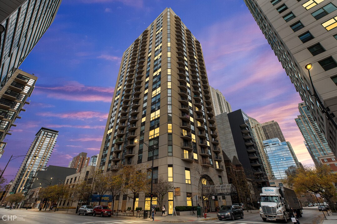 70 W Huron St, Unit 1302 in Chicago, IL - Building Photo