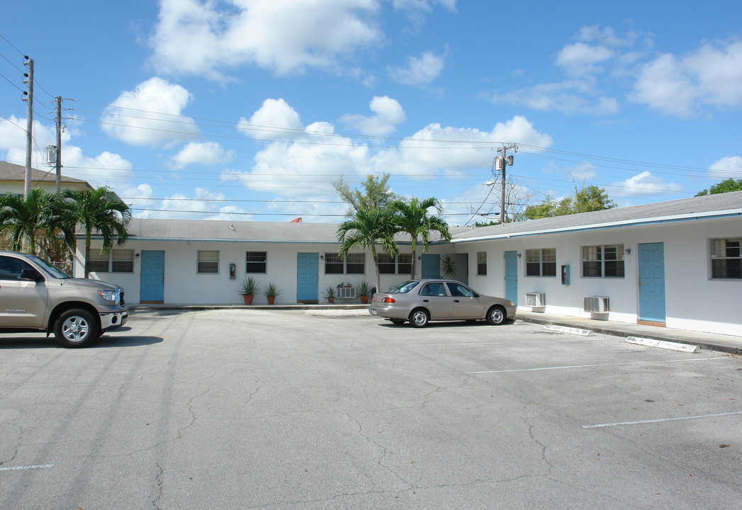 1525 S N ST in Lake Worth, FL - Foto de edificio