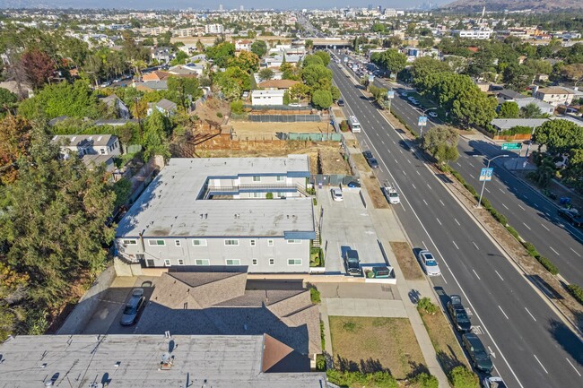 11425 Venice Blvd in Los Angeles, CA - Building Photo - Building Photo