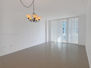 2000 N Bayshore Dr, Unit 1406 in Miami, FL - Foto de edificio - Building Photo