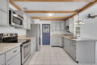 547 SE Cliff Rd in Port St. Lucie, FL - Foto de edificio - Building Photo