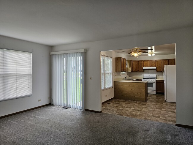 301 Village Creek Dr in Lake In The Hills, IL - Foto de edificio - Building Photo