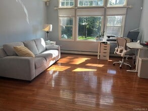 2 Sunset Ln in Garden City, NY - Building Photo - Building Photo