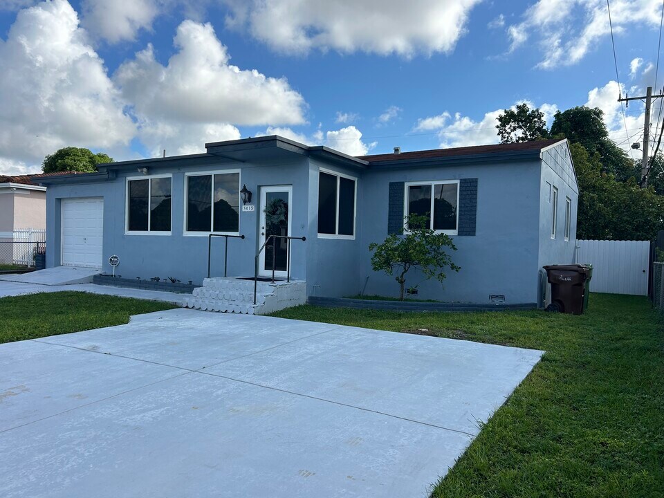 5015 E 1st Ct in Hialeah, FL - Building Photo