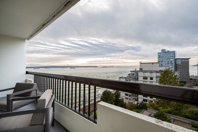 Shorewood Manor in West Vancouver, BC - Building Photo - Building Photo