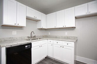 2421 S Oak St in Little Rock, AR - Building Photo - Building Photo