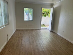 1426 N Hollywood Way in Burbank, CA - Foto de edificio - Building Photo