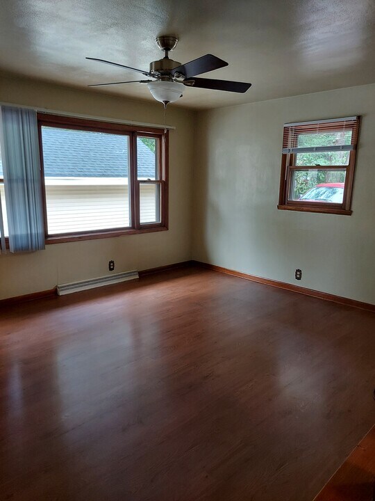 546 Pearl Ave, Unit Rear Unit in Loves Park, IL - Building Photo