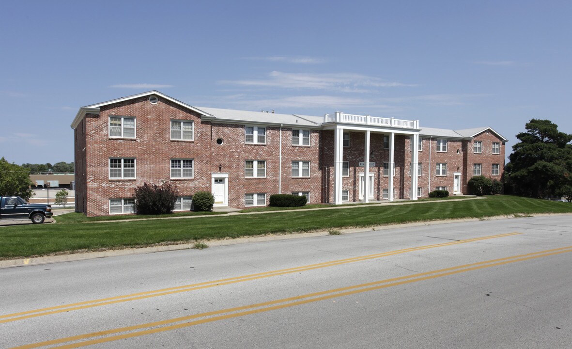 Kingswood Manor in Omaha, NE - Building Photo