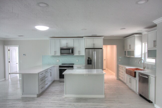 306 Island Cir in Siesta Key, FL - Building Photo - Building Photo