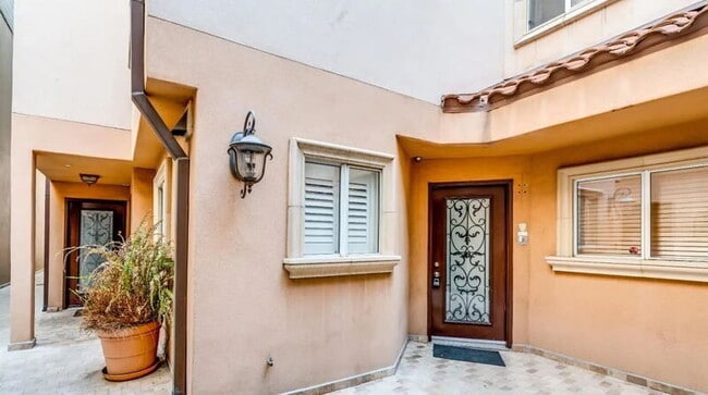 3401 Barham Blvd in Los Angeles, CA - Building Photo - Building Photo