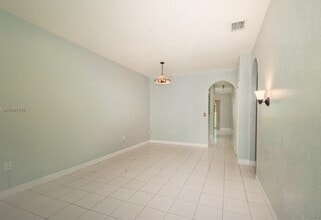 17800 NW 73rd Ave, Unit Shoma Homes Country Club in Hialeah, FL - Building Photo - Building Photo