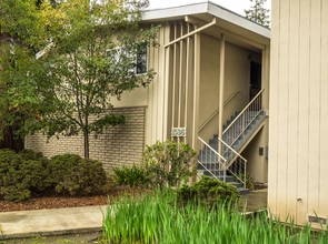 Oaks Apartments in Redwood City, CA - Building Photo - Building Photo