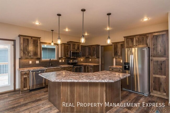 4 Bedroom 3 Bathroom Home for Rent in Sioux Falls, SD - Building Photo - Building Photo